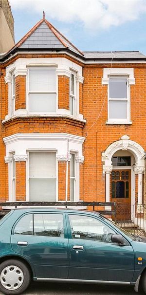 2 bedroom flat in London - Photo 1