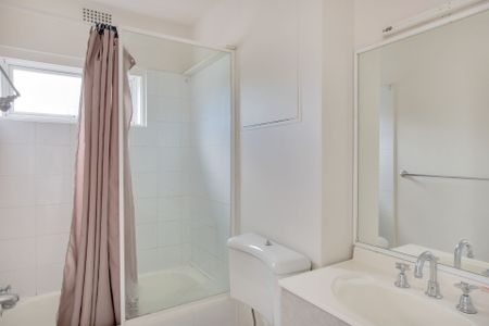 Light & Bright One Bedroom with Harbour Views - Photo 4