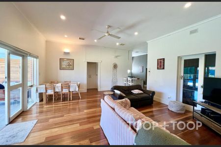 Large Family Home Full of Comfort & convenience - Photo 2