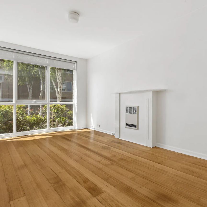 One-Bedroom Apartment with Private Courtyard in Prime South Yarra Location! - Photo 1