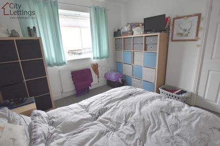 3 Bedroom Semi-Detached House - Photo 2