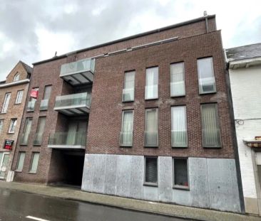 Ruim, sfeervol appartement met 2 slaapkamers, terras en een autosta... - Photo 3