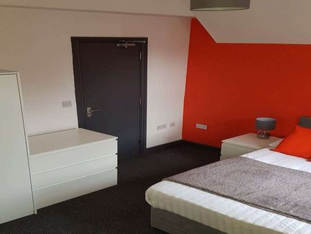 Shared House in the Town Centre Room 2 - Photo 3