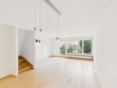 Charming and spacious corner row single-family house in a sought-after location of Allschwil - Photo 2