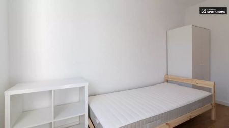 Sweet room for rent in 4-bedroom apartment in student-friendly Benfica - Foto 3