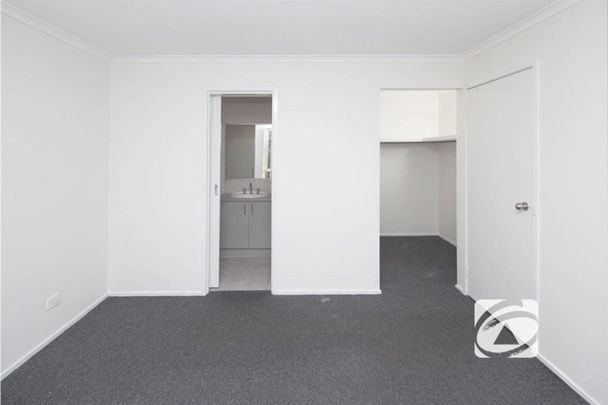 FAMILY LIVING IN LANGWARRIN PARK ESTATE - Photo 1