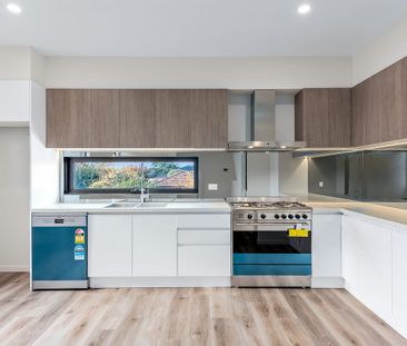 Stylish & Spacious High-End Townhouse in Prime Location - Photo 5