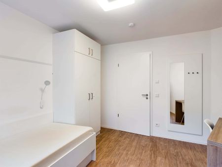 Fully furnished private room with bath & balcony in a 6 people shared mixed apartment - Photo 5