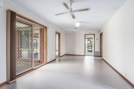 Comfortable Living in a Convenient Court Location - Photo 2