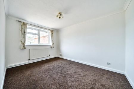 2 bedroom semi-detached bungalow to rent - Photo 4