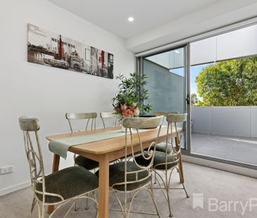 SPACIOUS LIFESTYLE APARTMENT RIGHT ON THE PARK - Photo 2