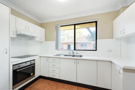 Top floor living with leafy and district outlook - Photo 4