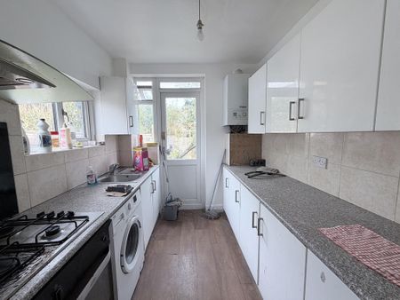 4 bedroom semi-detached house to rent - Photo 4