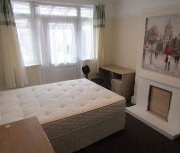 4 bedroom end of terrace house to rent - Photo 6