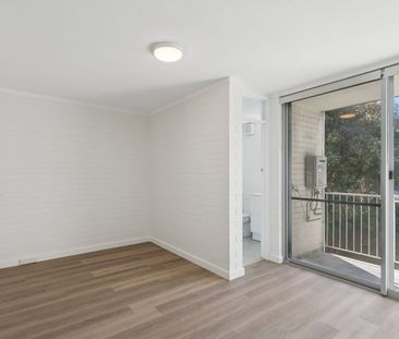 RENOVATED UNIT IN THE HEART OF MOSMAN PARK - Photo 5