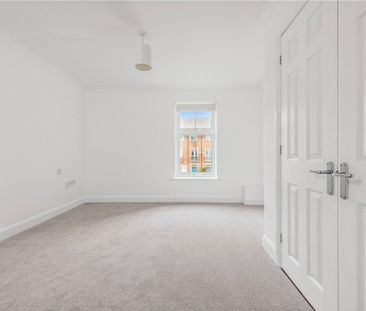 A generous, light first floor apartment with two double bedrooms wi... - Photo 6