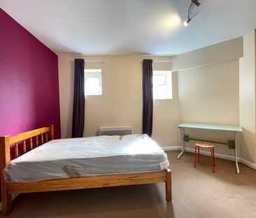 Room in a Shared Flat, Wood Street, E17 - Photo 2