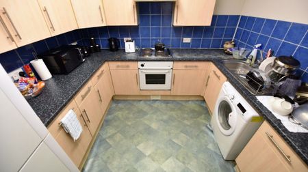 4 bedroom Flat in Grovewood, Leeds - Photo 2