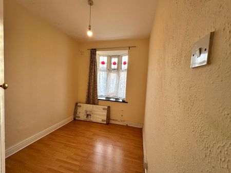 3 Bed Terraced House, Malvern Drive, IG3 - Photo 4