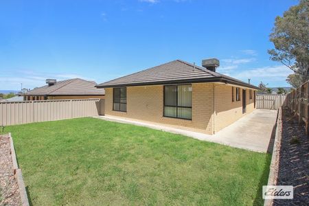 Spacious 3-Bedroom Townhouse in Springdale Heights - Photo 4