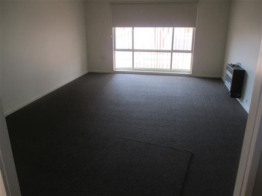 Great location family home with large shed!! - Photo 1