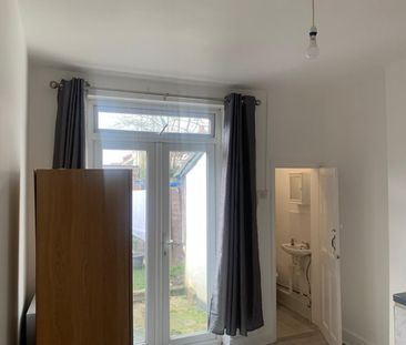 Room in a Shared House, Fernlea Road, CR4 - Photo 3