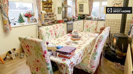 Spacious room in 4-bedroom houseshare in Clontarf, Dublin - Photo 2