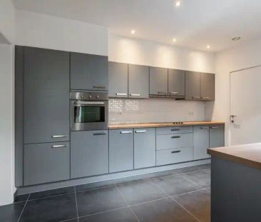 Gelijkvloers appartement met 2 slaapkamers, autostaanplaats en terras - Photo 3