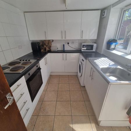 1 bedroom in a house share to rent - Photo 3