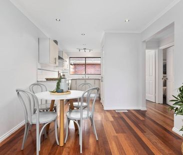 SPACIOUS 2 BEDROOM UNITWITH DOUBLE LOCK UP GARAGE - Photo 3