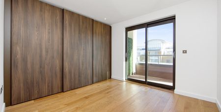 Beautifully presented two-bedroom, two-bathroom apartment located just moments from Tower Gateway and Tower Hill stations, offering excellent access to Canary Wharf and The City - Photo 3