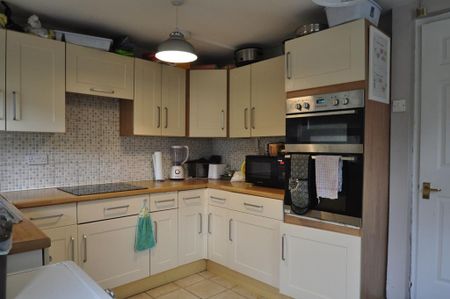 1 bedroom in a house share to rent - Photo 4