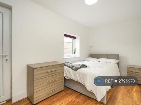 1 bedroom in a house share to rent - Photo 3