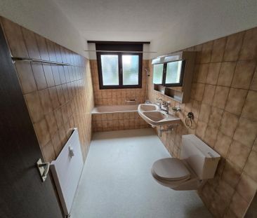 Renovierte 3.5-Zi-Erdgeschoss-Wohnung mit Cheminée und eigener Garage - Foto 5