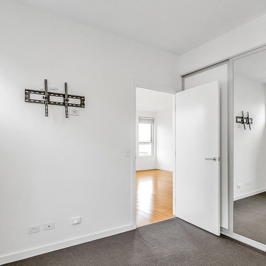 Modern apartment displaying both style and space! - Photo 1