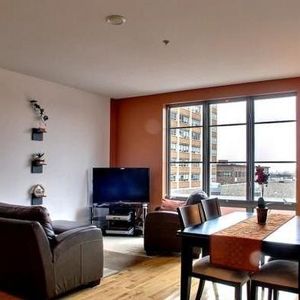 Superbe condo style penthouse sur deux niveaux de 1000 pc - Photo 2