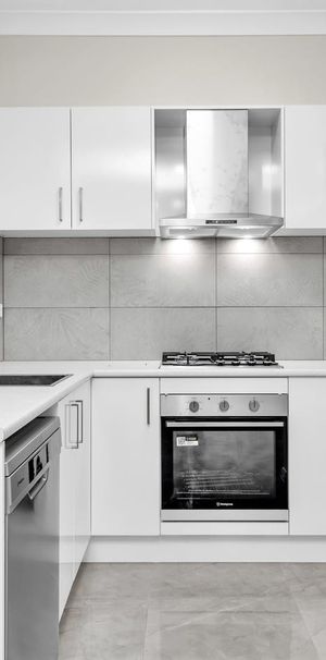 Spacious Two bedroom Granny Flat close to Public Transport and Schools - Photo 1