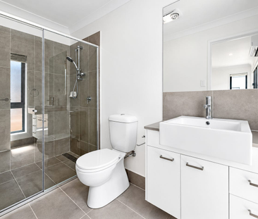 Spacious & Stylish Townhouse in the Heart of Calamvale - Photo 4