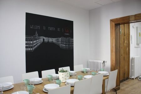 Outstanding room in Puerta del Sol - Photo 2