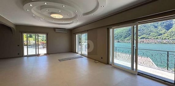 SPAZIOSA ED ELEGANTE CON PISCINA E VISTA LAGO - Photo 2