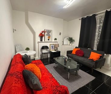 2 Bed Flat, Darlington House, SW8 - Photo 2