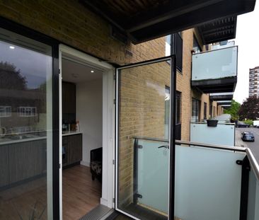Flat to rent - Conington Road, London, SE13 - Photo 2