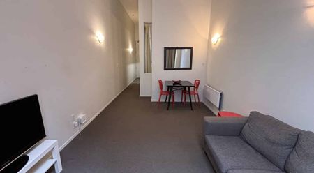 Furnished City Apartment in the Iconic Guardian Building – Available Now! - Photo 2