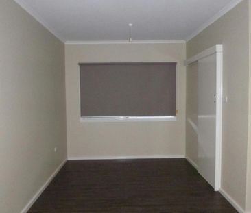 BEAUTIFULLY PRESENTED - EXCELLENT LOCATION - Photo 3