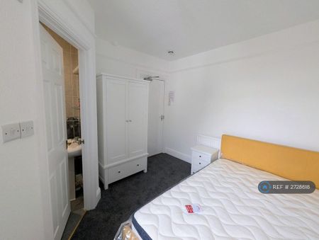 1 bedroom in a house share to rent - Photo 2