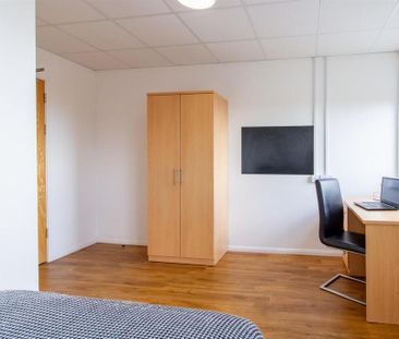 1 bedroom in a flat share to rent - Photo 2