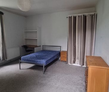 5 Bed - Flat 4, North Grange House, North Grange Road, Headingley, Leeds - LS6 2BR - Student - Photo 3