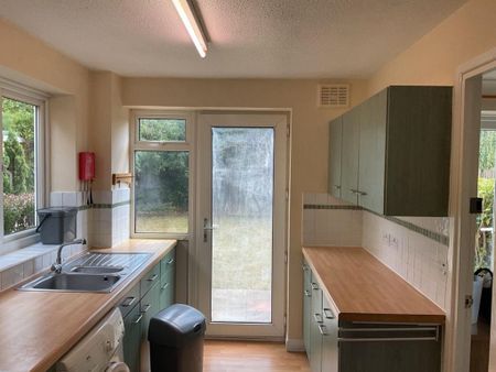 4 bedroom semi-detached house to rent - Photo 5