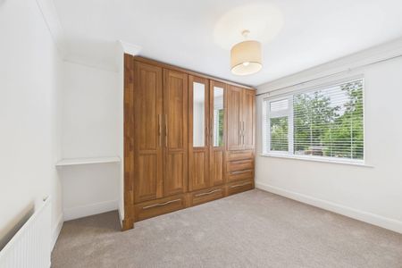 5 bedroom House in Mafeking Road, Staines-upon-Thames - Photo 5