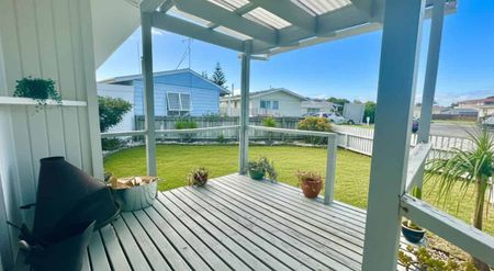 Charming Coastal Mount cottage! - Photo 2